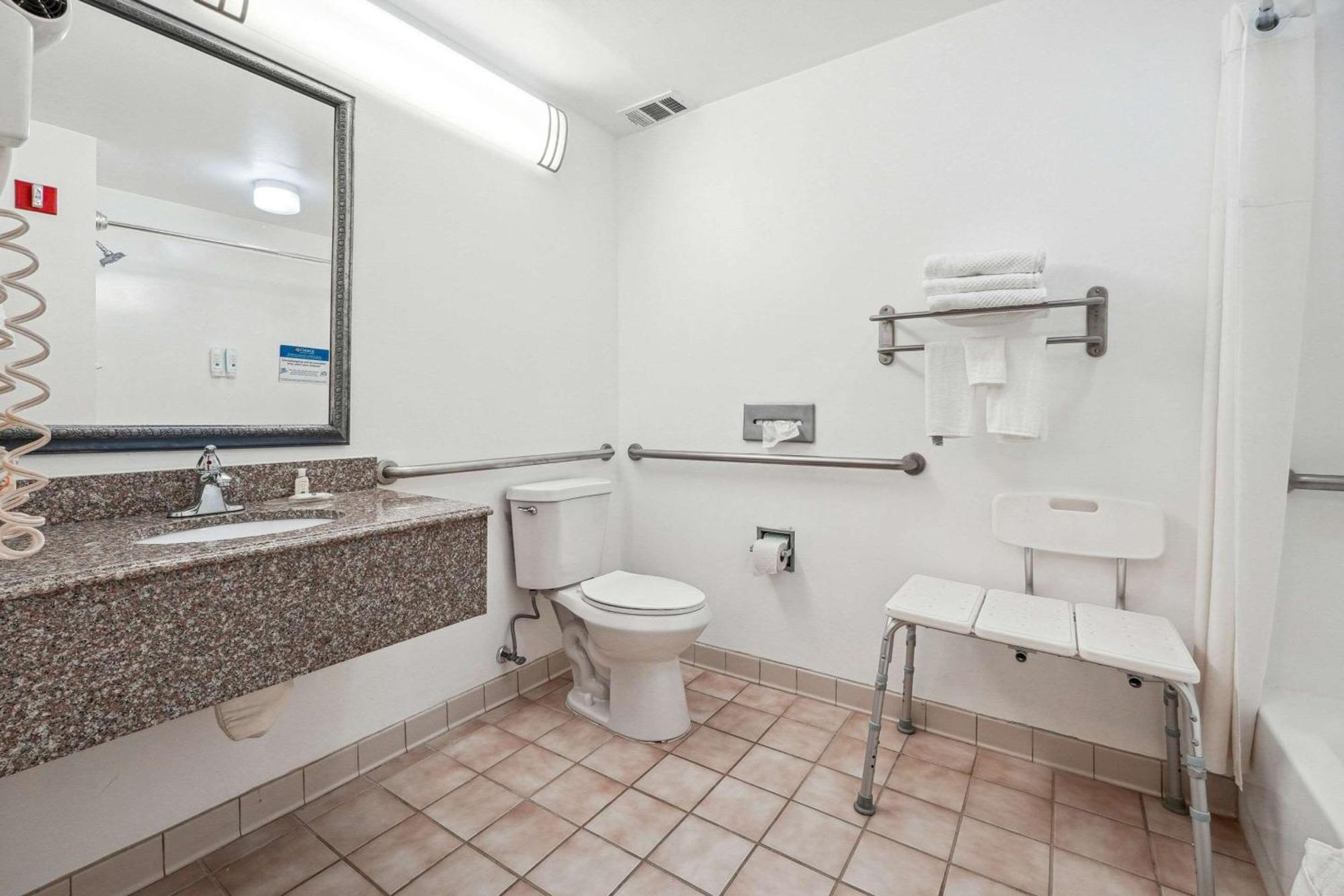 Quality Inn & Suites Dawsonville Buitenkant foto